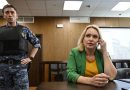 Detuvieron a una periodista que protestó en cámara contra la ofensiva en Ucrania