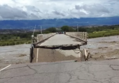 Video: por la crecida, del río, se derrumbó parte del Puente de Quilmes