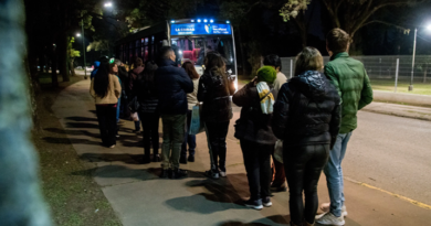 Vecinos y turistas recorrieron la ciudad y visitaron el MIA en la primera edición del Bus Turístico Nocturno