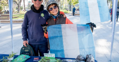 Ya se puede retirar banderas a cambio de residuos reciclables en paseos de la ciudad