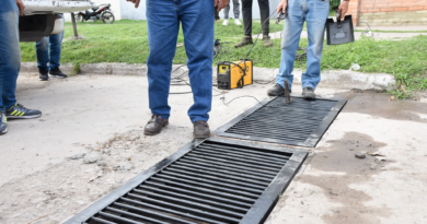 Con imbornales fabricados por alumnos de talleres municipales, llevan soluciones a los barrios