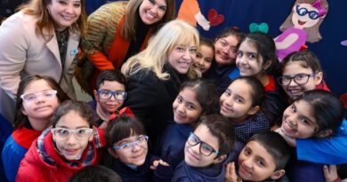 La intendente Chahla entregó 165 ecolentes a niños de la Escuela Municipal Alfonsina Storni