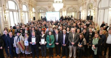 Jaldo entregó 100 licencias de la Marca Tucumán a instituciones y tucumanos destacados