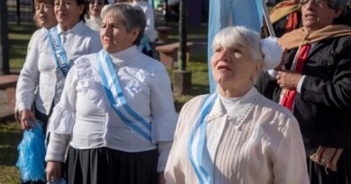 Adultos mayores de seis centros de jubilados realizaron su Promesa de Lealtad a la Bandera