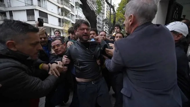 La Policía Federal se llevó detenido a Juan Grabois por «usurpación de edificio público»