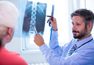 Cómo prevenir fracturas vertebrales por osteoporosis en mujeres mayores
