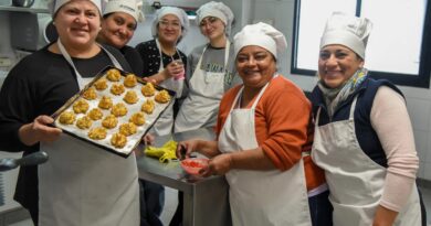 Vecinas se capacitan para insertarse en el mercado laboral gastronómico gracias a los cursos que facilita el Municipio
