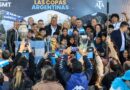 Miles de vecinos pudieron ver de cerca las copas de “La Scaloneta” y disfrutar al ritmo de La Mosca en el Palacio de los Deportes