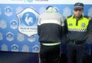Intentó huir por los techos de las casas y fue detenido por amenazas